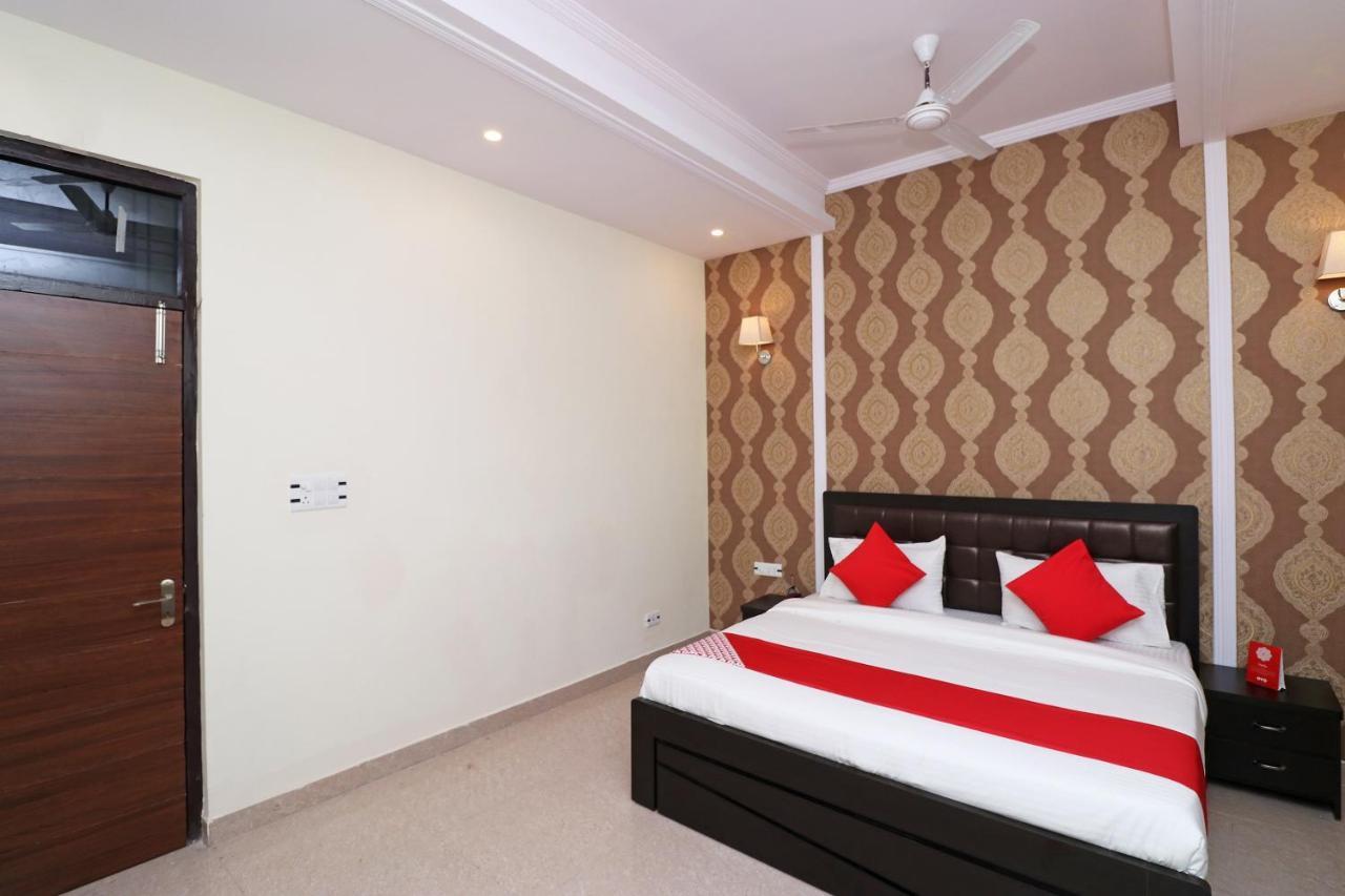 Capital O Hotel Royal Inn Near Gomti Riverfront Park Lucknow Exterior photo