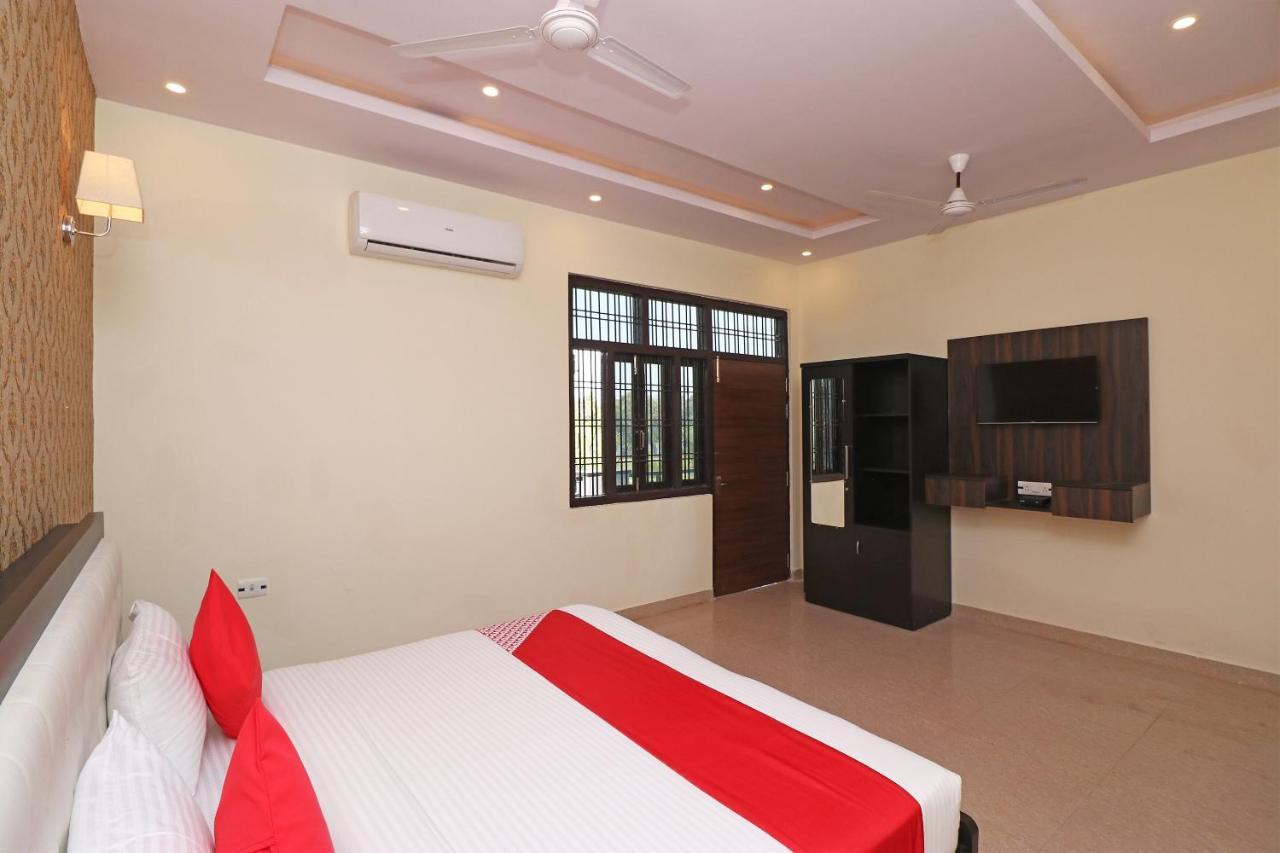 Capital O Hotel Royal Inn Near Gomti Riverfront Park Lucknow Exterior photo