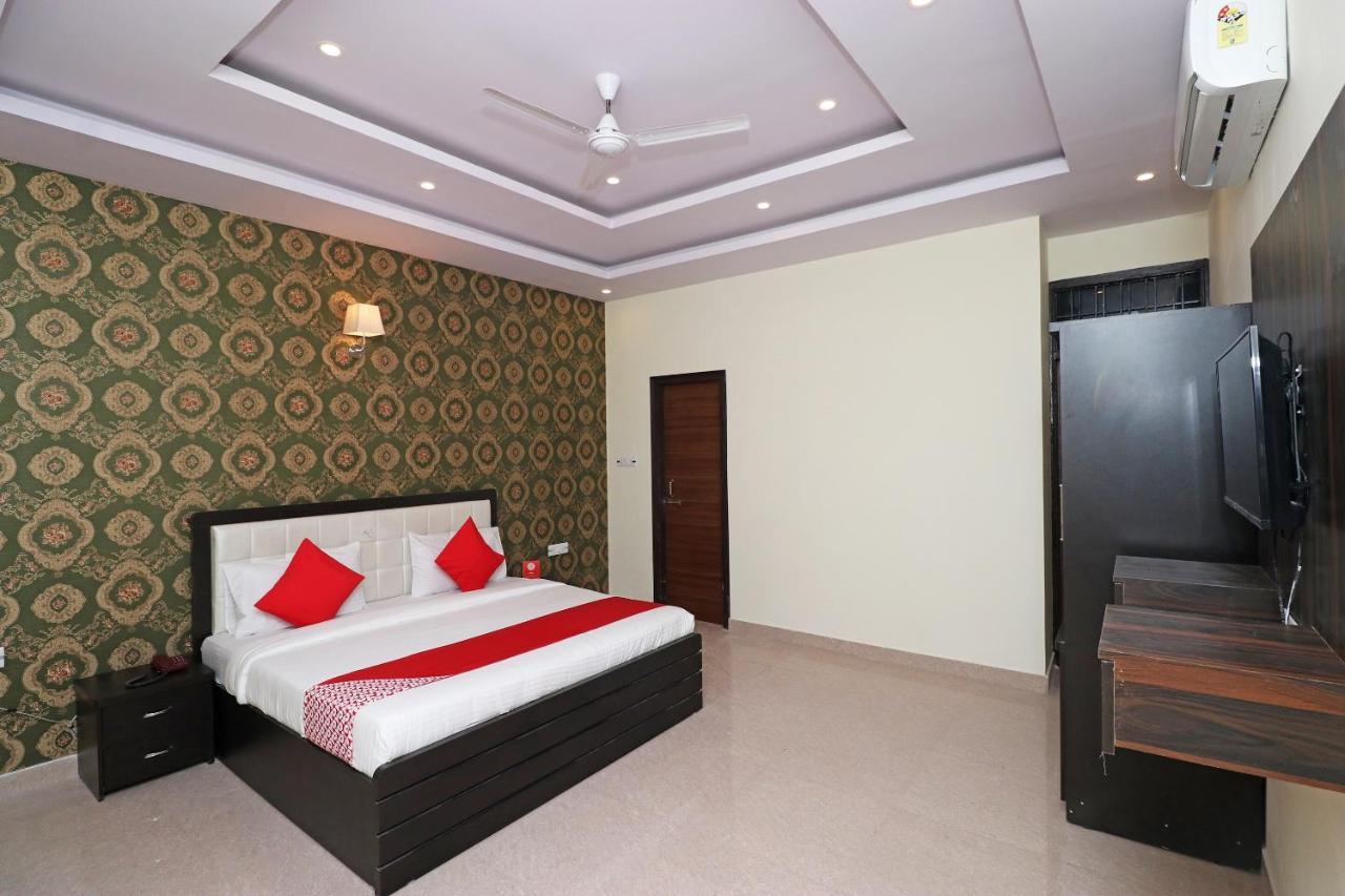 Capital O Hotel Royal Inn Near Gomti Riverfront Park Lucknow Exterior photo