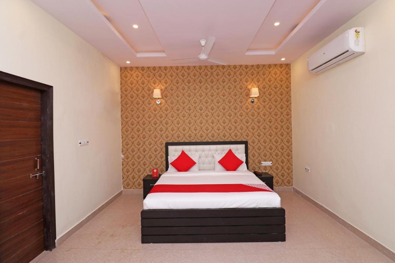 Capital O Hotel Royal Inn Near Gomti Riverfront Park Lucknow Exterior photo