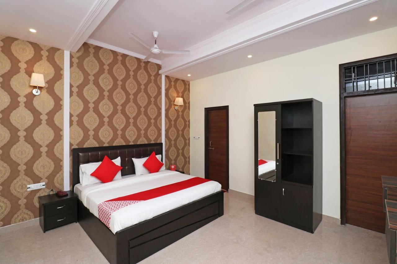 Capital O Hotel Royal Inn Near Gomti Riverfront Park Lucknow Exterior photo
