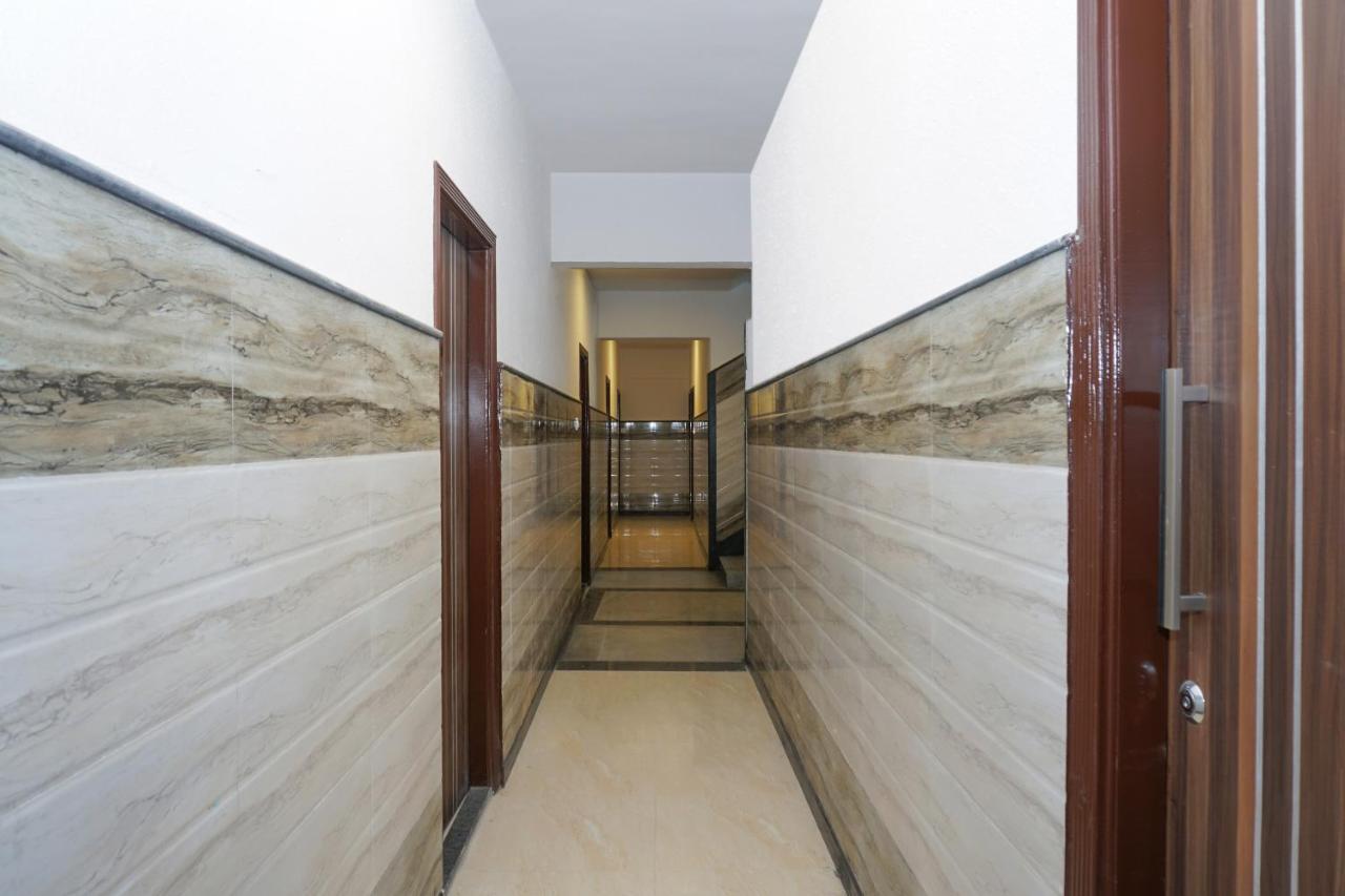 Capital O Hotel Royal Inn Near Gomti Riverfront Park Lucknow Exterior photo